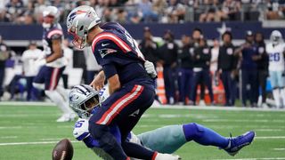 Patriots receiver Tre Nixon sustains shoulder injury against Packers