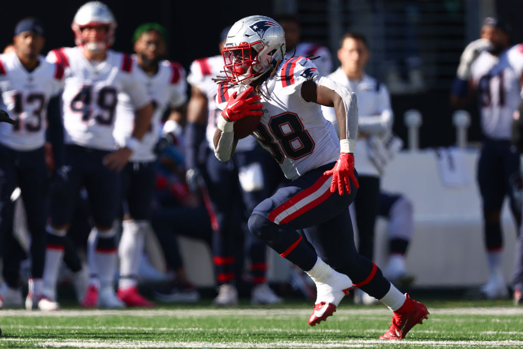 Mac Jones and Jakobi Meyers combine for long TD off deflection