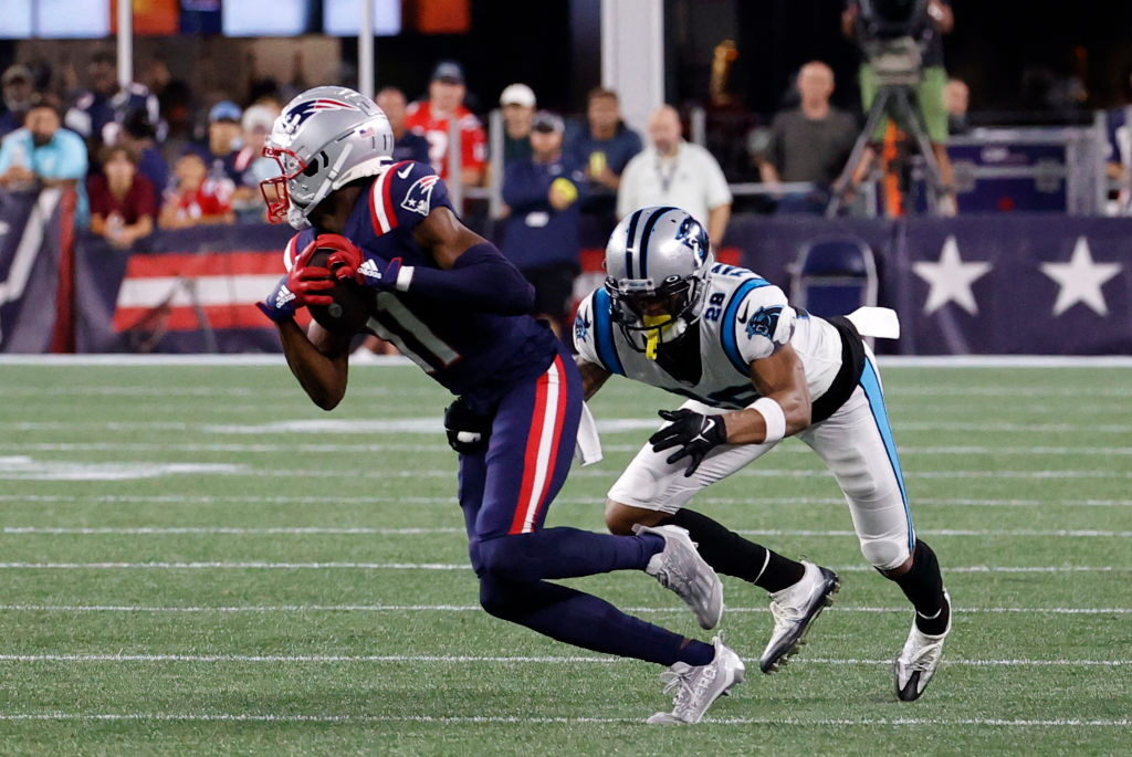 Patriots receiver Tre Nixon sustains shoulder injury against