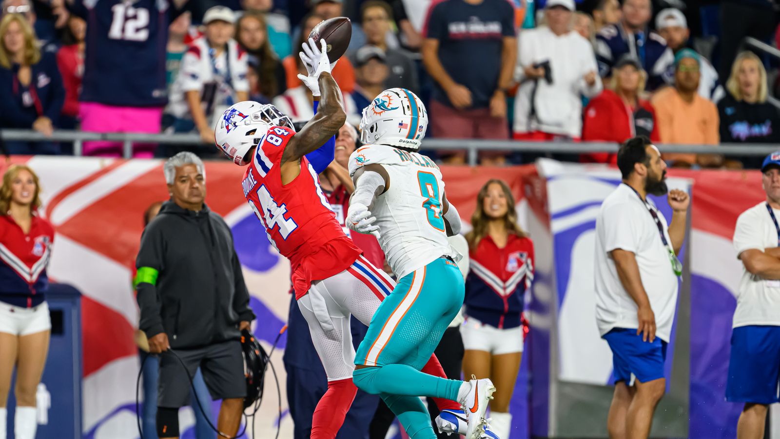 Mostert runs for 2 TDs as Dolphins hold off Patriots 24-17