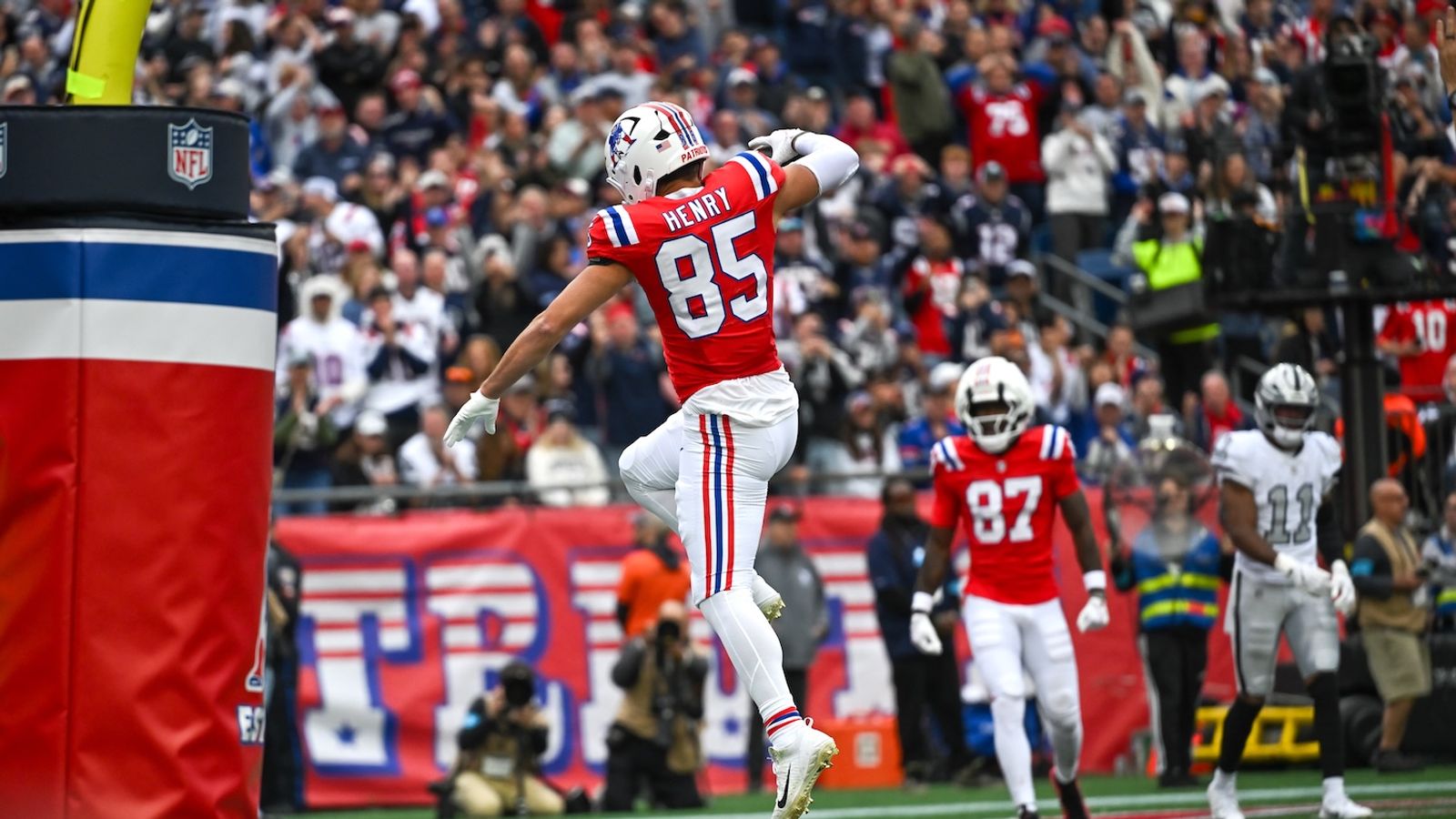 BSJ Live Coverage: Patriots 45, Raiders 17 (4th) - Maye (4 TD passes, rushing TD) sharp so far, defense keeps holding taken at Gillette Stadium (Patriots). Photo by (Tim Rice for BSJ)