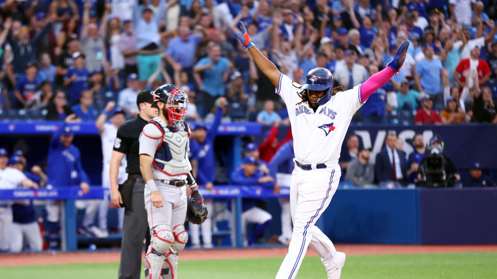 Blue Jays' Varsho makes spectacular redemption catch at the wall