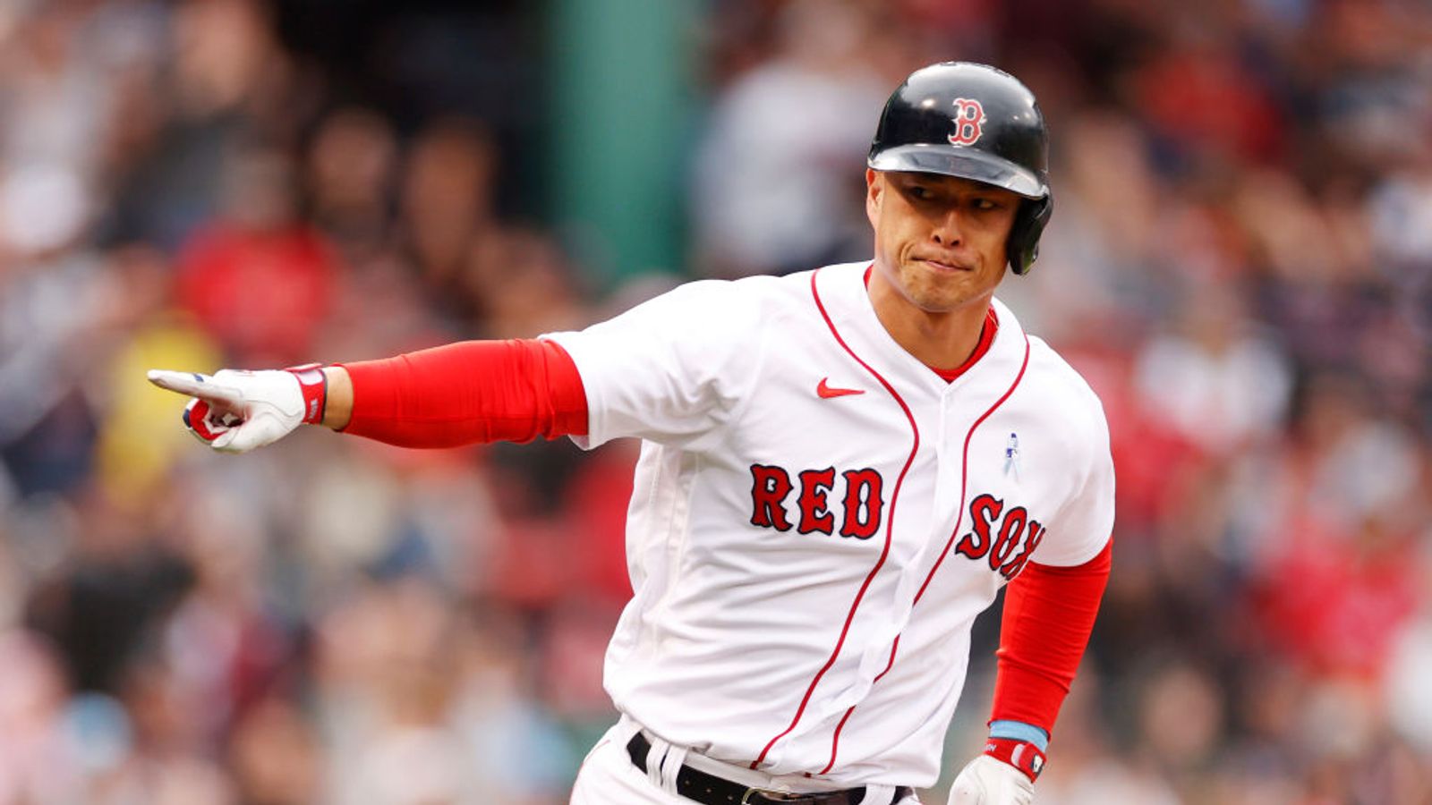 Red Sox sign outfielder Rob Refsnyder through 2024, with team