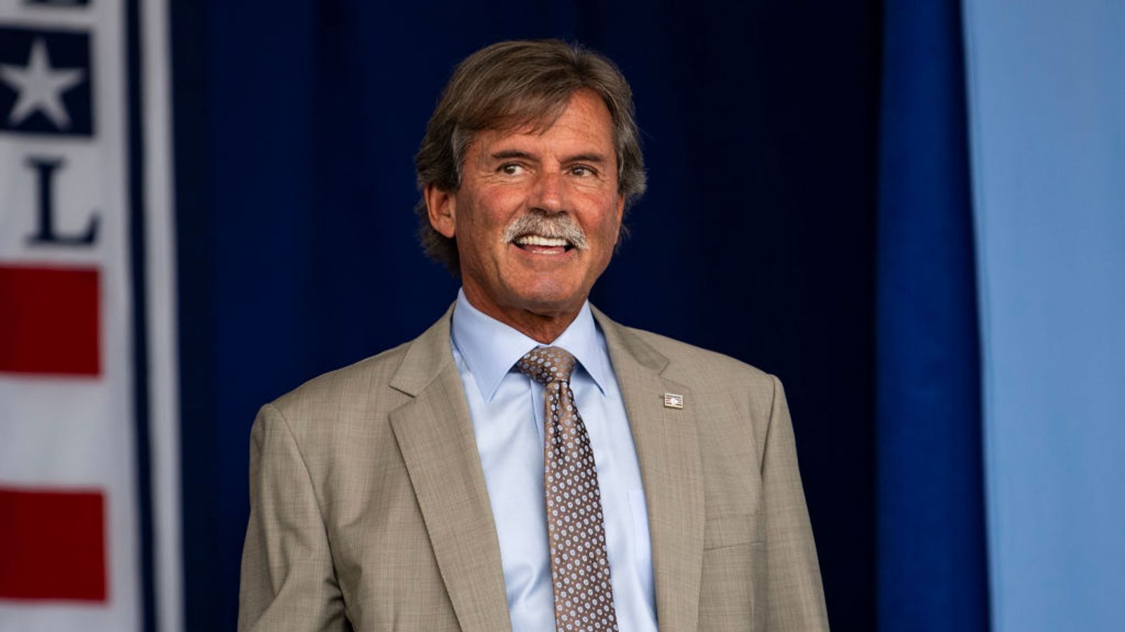 Red Sox fans give Dennis Eckersley legendary welcome