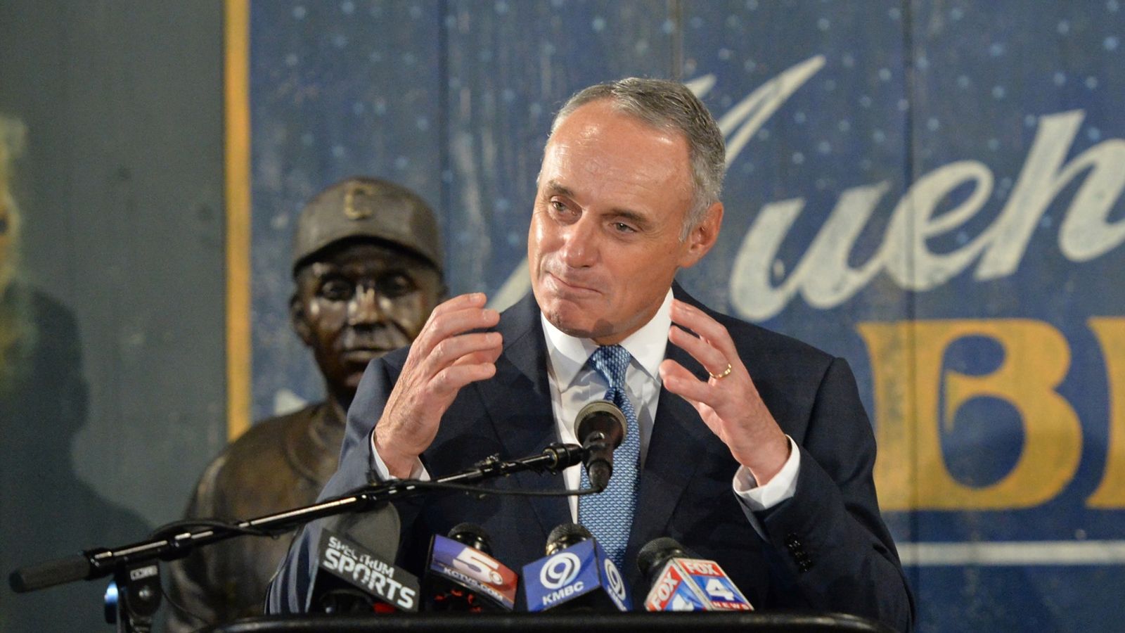 Former All-Star reliever says Rob Manfred's 'idiotic' rule changes